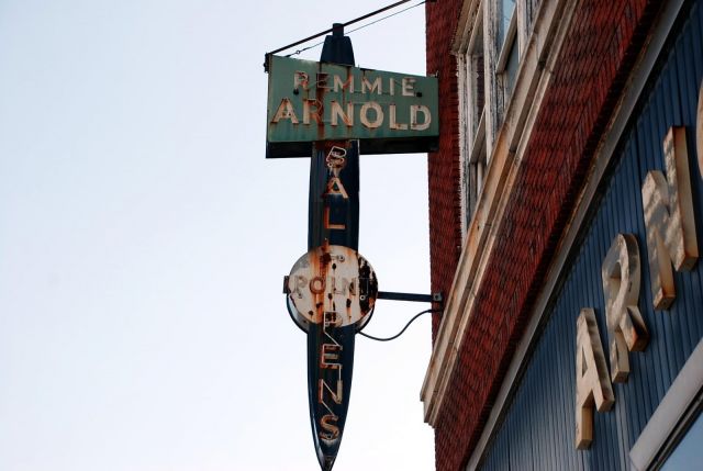 Arnold Pen Building Sigange